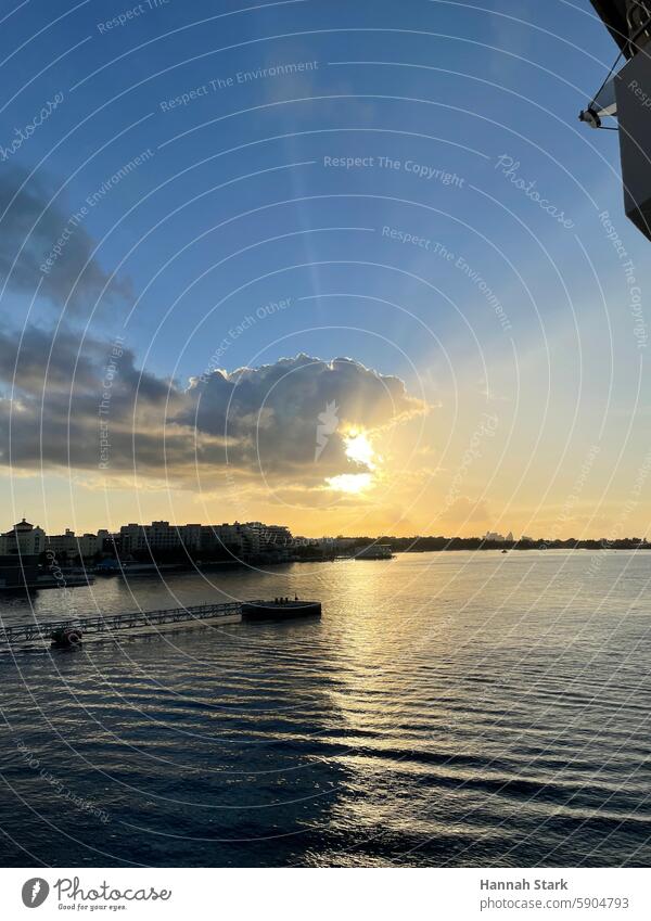 Ein Blick auf den Hafen von Nassau auf den Bahamas Hafenstadt Sonnenuntergang Ansicht Ferien & Urlaub & Reisen Himmel Sonnenlicht Abenddämmerung