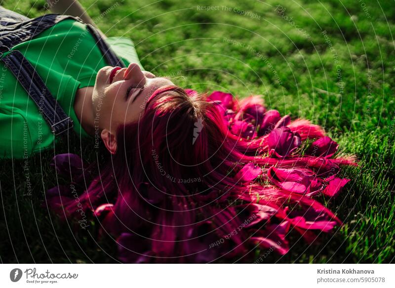 Porträt der realen heitere Frau mit lebendigen gefärbt rosa fuchsia Frisur. Trendy bunte Haare, stilvolle Haarschnitt schön Schönheit Mode Behaarung Hintergrund