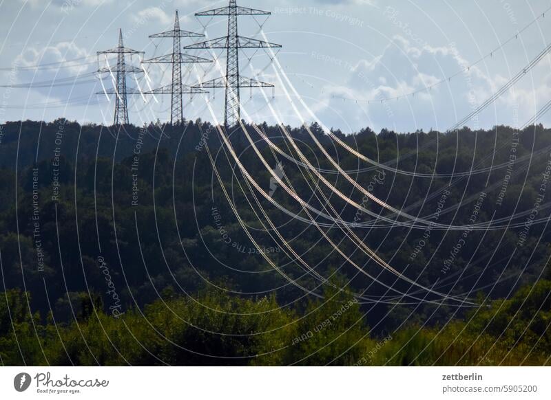 Hochspannung stromleitung hochspannungsleitung wald wolken himmel durchhängen weite ferne horizont energie