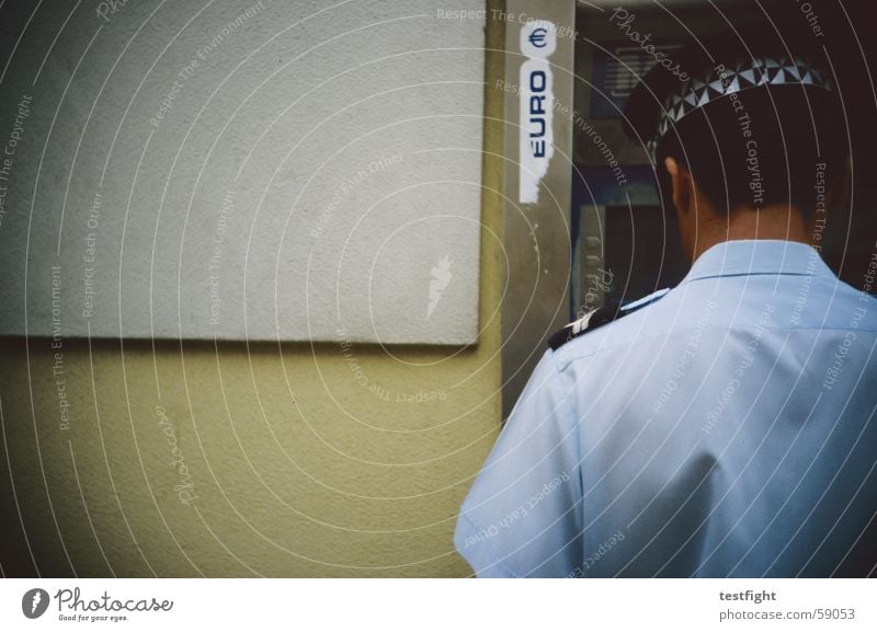 bulle von hinten Polizist Eingang Wand Portugal Uniform Tür Euro cop Lomografie Kontrolle ausweiskontrolle Mauer