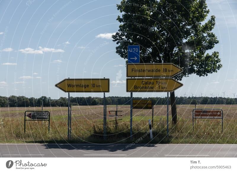 Wegweiser in Brandenburg Straße Schilder & Markierungen Umleitung Pfeil Richtung Orientierung Zeichen Hinweis Wege & Pfade Navigation Hinweisschild abbiegen