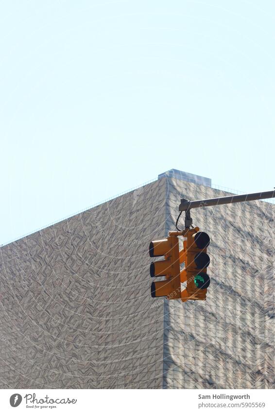 Ampel gegen den blauen Himmel in Manhattan manhatten - new york city Verkehr Verkehrswege Blauer Himmel Hintergrund sonnig sehr wenige minimalistisch