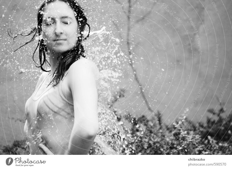 Wasser Tänzerin feminin Junge Frau Jugendliche 1 Mensch 18-30 Jahre Erwachsene Tanzen Wassertropfen Mauer Wand Tropfen Bewegung drehen Kraft Kunst Sport