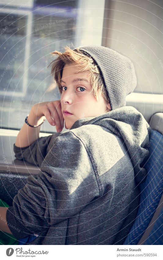 trauriger oder trotziger Jugendlicher sitzt in einem Bus Lifestyle Mensch maskulin 1 13-18 Jahre Kind Mütze brünett beobachten entdecken sitzen träumen