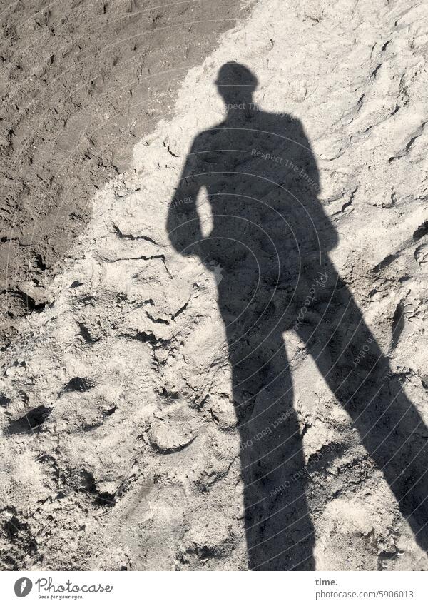 Beach Boy Strand Sand Küste Silhouette Mann Schatten Sonnenlicht Abdrücke uneben Sommer stehen beobachten Natur Sandstrand Erholung