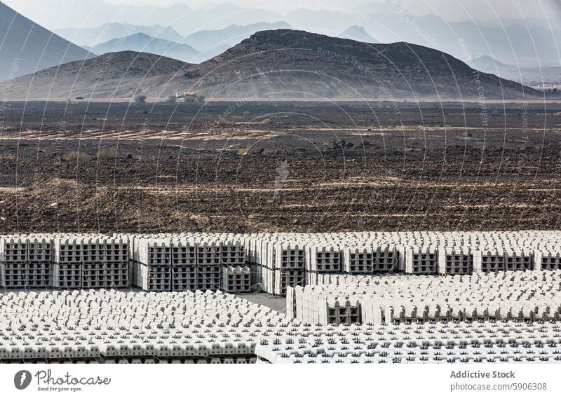 Riesige Ansammlung von Betonschwellen in einer Wüstenlandschaft Eisenbahnschwelle Stapel wüst Muster Landschaft Berge u. Gebirge robust Gelände Lager