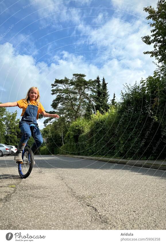 Kind fährt auf der Straße Einrad Fahrrad fahren Mädchen Fahrradfahren Kindheit Mobilität Wege & Pfade Bewegung Freizeit & Hobby sportlich Rad Radfahren