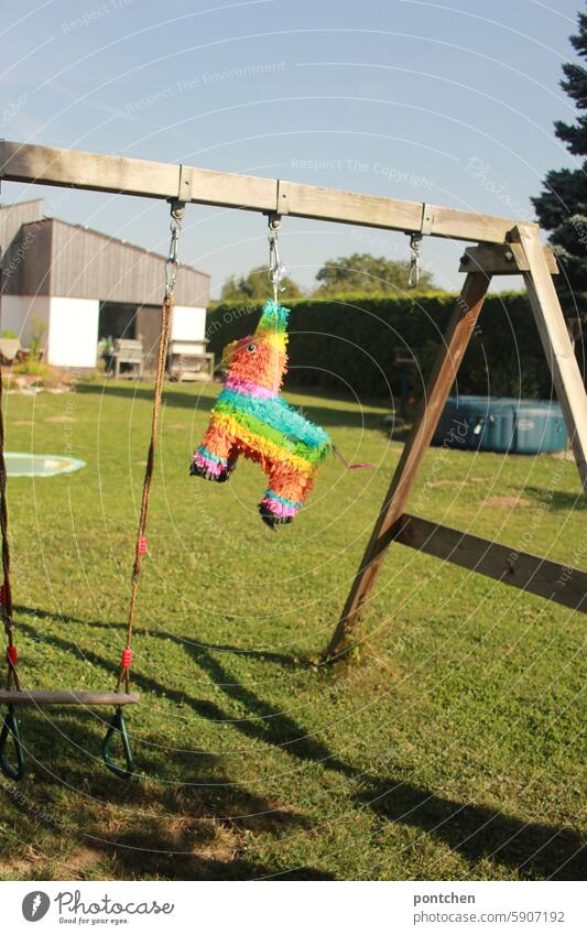 eine pinata hängt an einem schaukelgerüst. kindergeburtstag party spiel bunt Geburtstag Feste & Feiern Lebensfreude Dekoration & Verzierung Fröhlichkeit