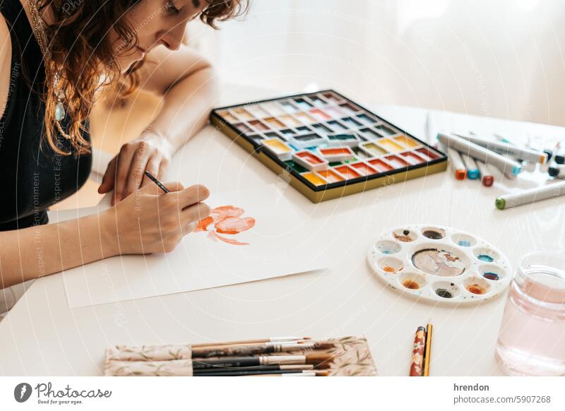 Frau zeichnet mit Aquarellfarben Künstler Pinselblume Kreativität Hobby Farbe Aquarellmalerei Werkstatt Kunst Lebensstile Vorstellungskraft Freizeitaktivitäten