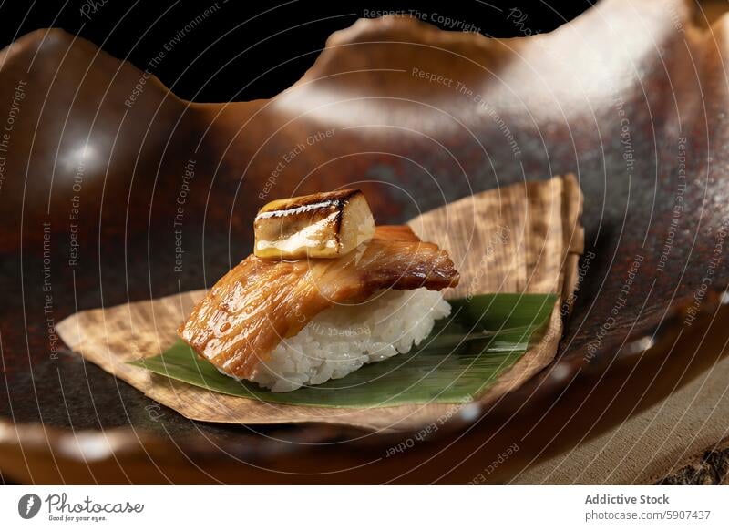 Exquisite Sushi mit gegrilltem Fisch und Reis auf Blatt Bambusblatt Keramikschale rustikal elegant Präsentation Lebensmittel Küche Japanisch Klebrig asiatisch