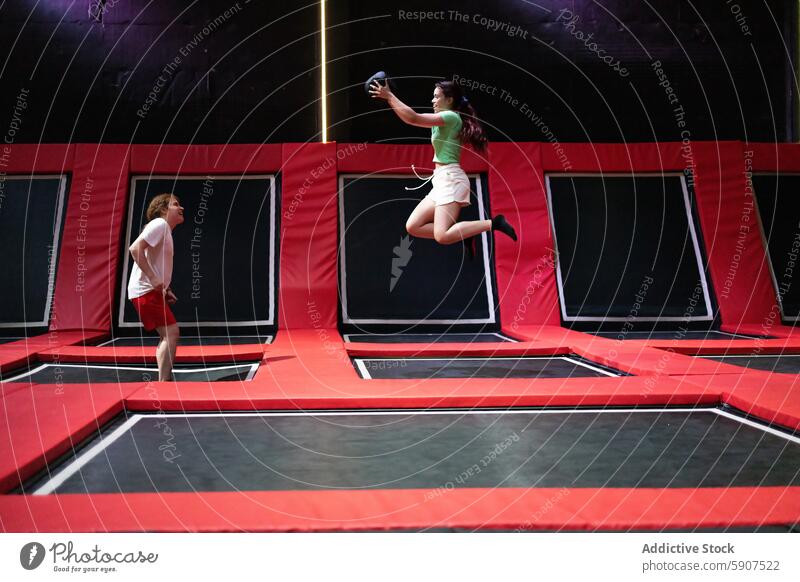 Freunde genießen einen lustigen Tag auf einem Trampolin Park Frau Mann springend Spaß Freude Erholung Freizeit Freundschaft aktiv Aktivität hüpfen spielerisch