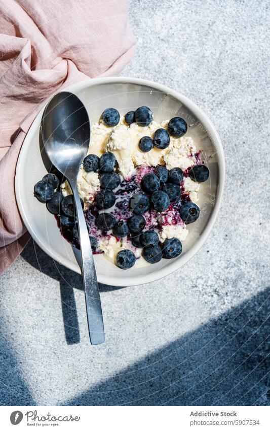 Hüttenkäsefrühstück mit Heidelbeeren und Marmelade Frühstück Blaubeeren organisch nahrhaft Schalen & Schüsseln frisch Silberlöffel Mahlzeit Morgen Molkerei