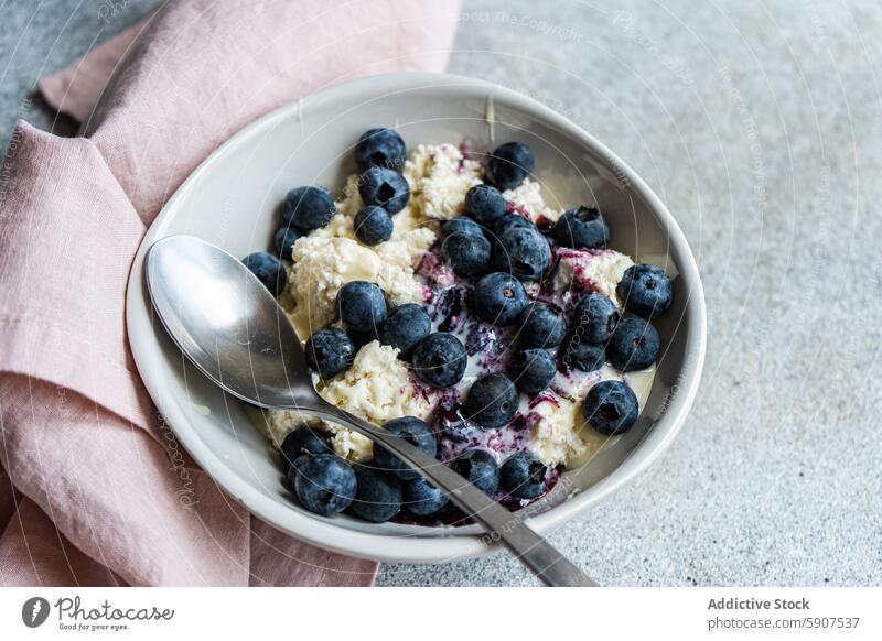 Gesundes Frühstück mit Hüttenkäse und Heidelbeeren Gesundheit Blaubeeren Sauerrahm organisch Marmelade reif Schalen & Schüsseln Löffel grau Oberfläche rosa