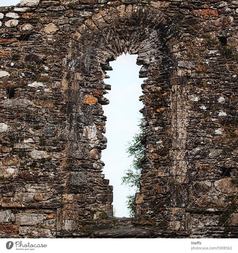 Lichtblick Fenster Ruine Lichteinfall lost place Steinwand Lücke Mauer kaputt kaputtes Fenster alt historisch verfallen Vergänglichkeit eng Vergangenheit