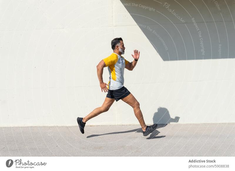 Indischer Mann läuft beim Sommersporttraining Inder Sport rennen Athlet Training Fitness Energie dynamisch Bewegung im Freien Aktivität Übung Gesundheit