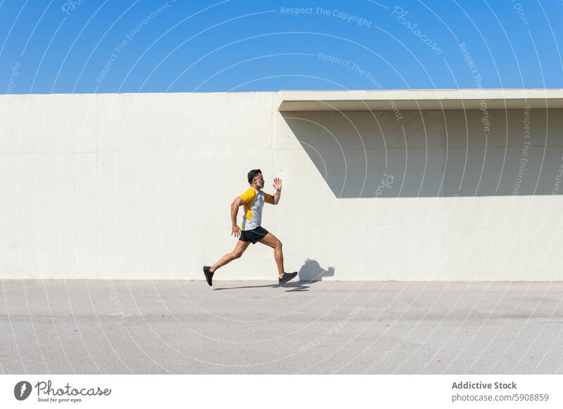 Indischer Mann läuft beim Sommersporttraining Inder Sport rennen Athlet Training Fitness Energie dynamisch Bewegung im Freien Aktivität Übung Gesundheit