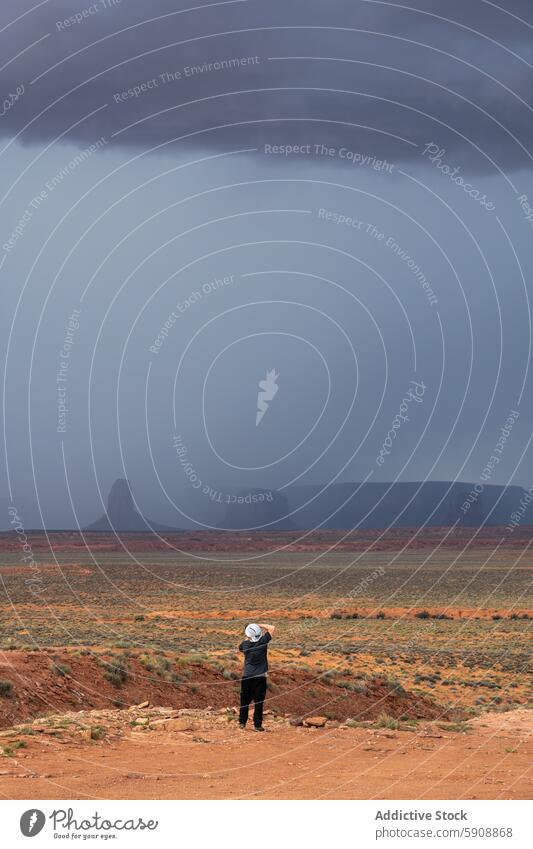 Einsamer Beobachter fängt den Sturm im Monument Valley ein Unwetter wüst Landschaft Fotografie Natur Einsamkeit dramatisch riesig Horizont mesas Wildnis