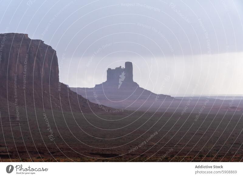 Blitzschlag im Monument Valley während eines Gewitters Blitze Unwetter Gesteinsformationen düsterer Himmel Wetter Naturlandschaft im Freien dramatisch wüst