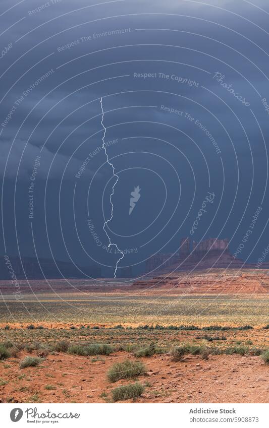 Dramatischer Blitzeinschlag über dem Monument Valley während eines Gewitters Unwetter Landschaft Spitzkuppe wüst Himmel Cloud Natur dramatisch Wetter elektrisch