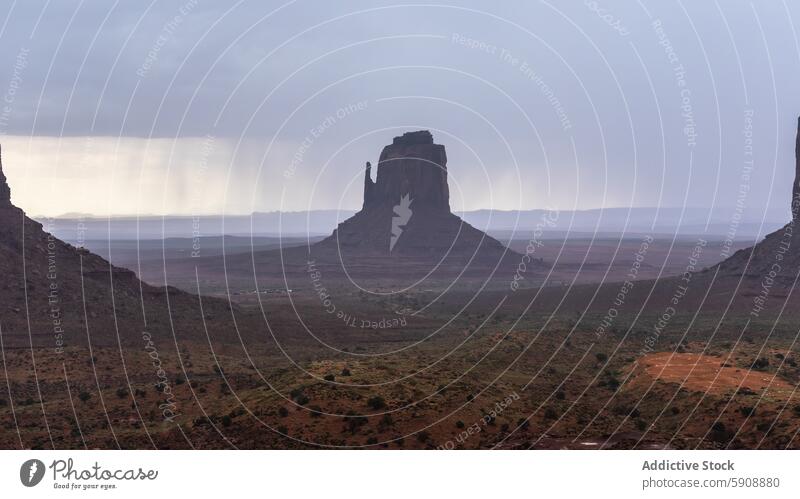 Sturm über den ikonischen Hügeln des Monument Valley Denkmal Tal Unwetter Regen Spitzkuppe Landschaft robust Himmel Stimmung Natur im Freien dramatisch