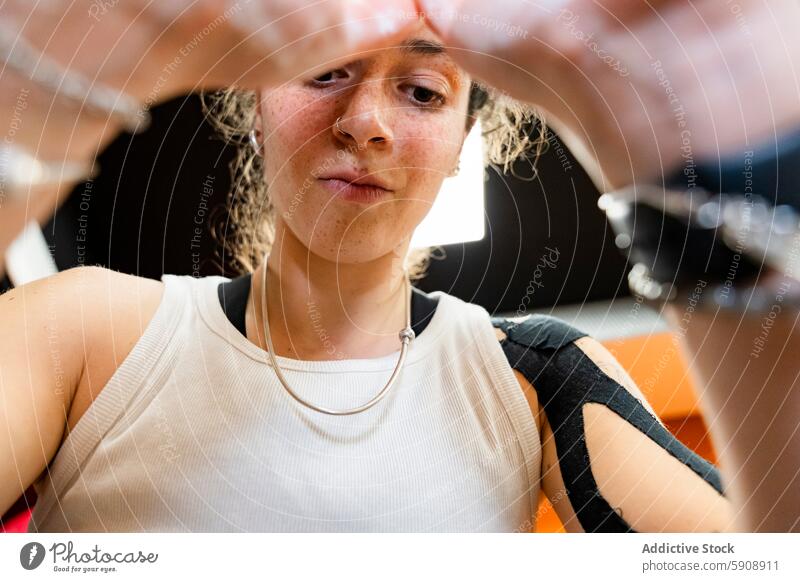 Konzentrierte junge Frau bei der Vorbereitung auf eine Kraftdreikampf-Übung Athlet Fitnessstudio Training Stärke Curl-Hantel Sport Ausrüstung Gesundheit