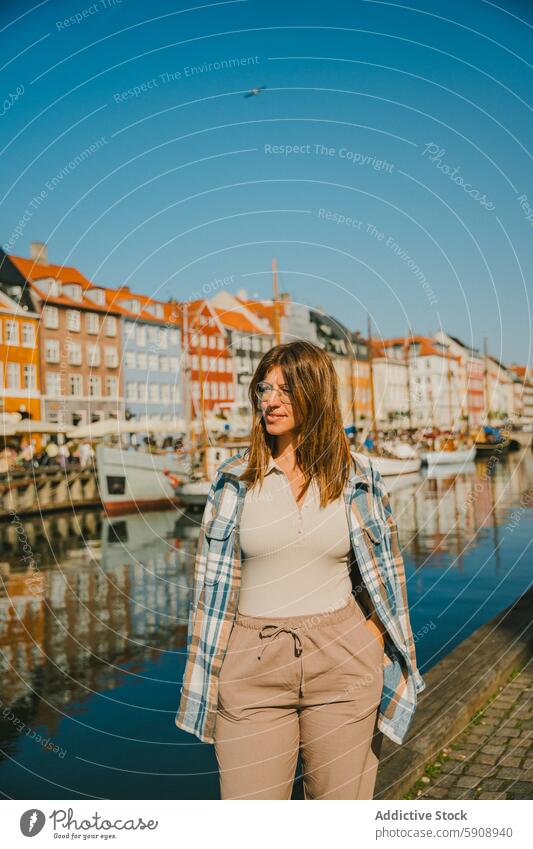 Frau genießt sonnigen Tag am Kanal in Kopenhagen Dänemark reisen Urlaub Feiertag Tourismus Architektur lässig Kleidung historisch farbenfroh im Freien Freizeit