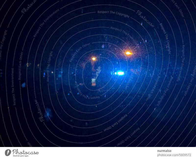 Blue Night Nacht Einsatz Blau Blaulicht fensterscheibe Rettungseinsatz Not Notarzt Unfall Signal Hilfe Alter