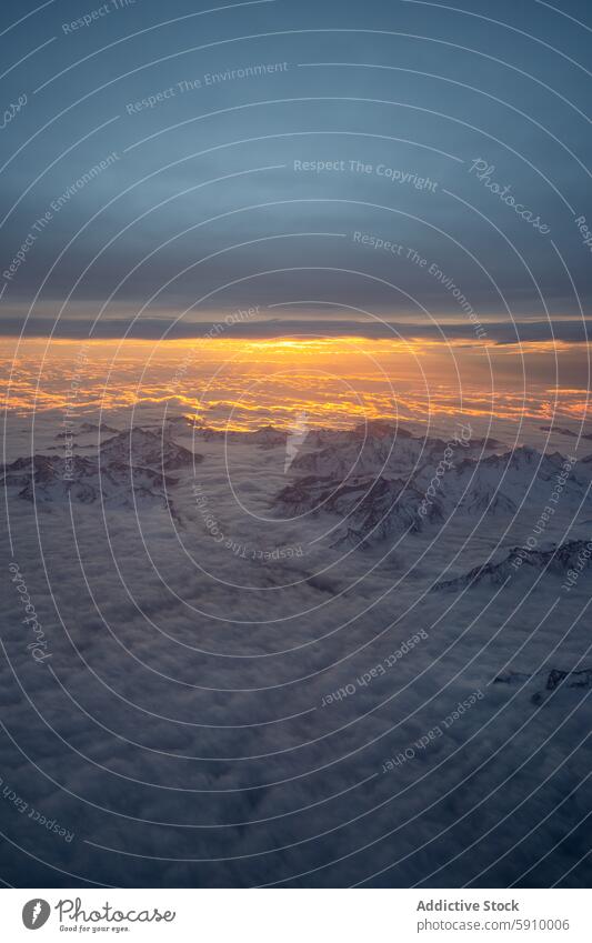 Luftaufnahme der Schweizer Alpen während eines Sonnenuntergangs im Winter Schnee Berge u. Gebirge Gipfel Cloud Landschaft Natur Schönheit malerisch ruhig orange