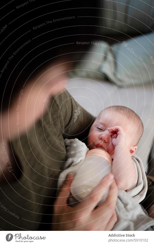 Zärtlicher Moment eines Vaters, der sein Neugeborenes mit der Flasche füttert neugeboren füttern Baby itim Nahaufnahme Gelassenheit Angebot Auge schlafen