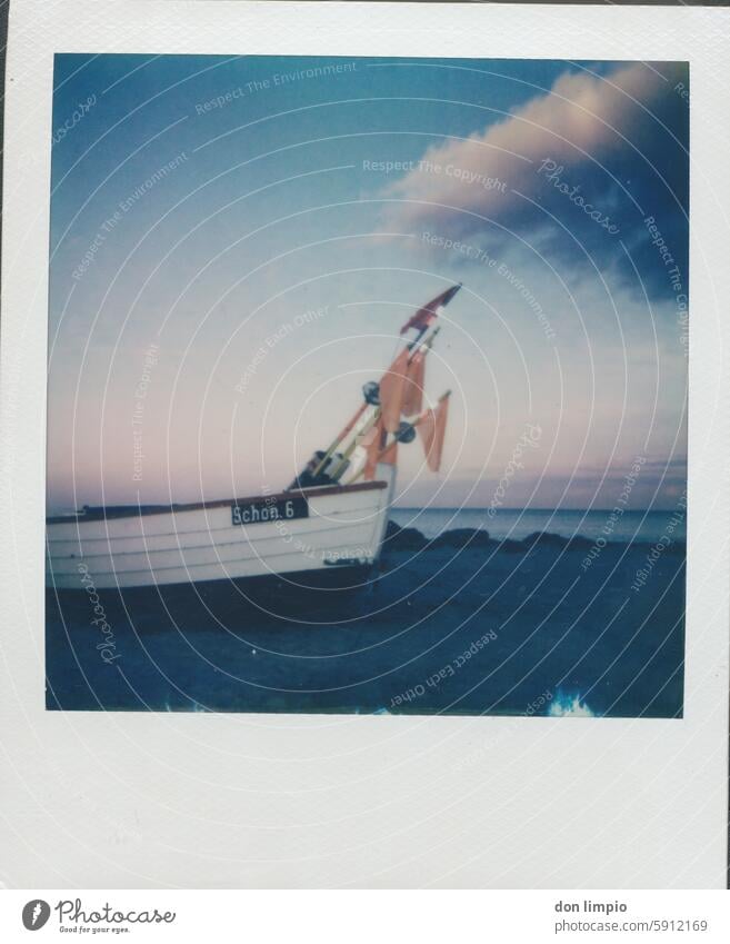 Fischerboot am Strand Meer Außenaufnahme Menschenleer Küste Farbfoto Himmel Textfreiraum oben Abend Dämmerung Boot ruhig