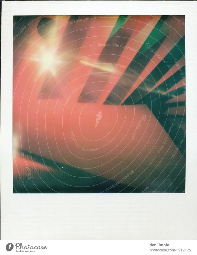 Stern unter der Treppe Licht Farbfoto rot leuchten Polaroid Prismaeffekt Hintergrund Menschenleer