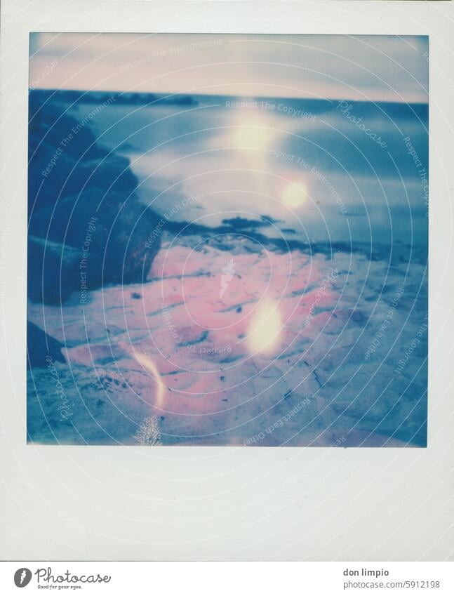 Lichter am Strand Polaroid Außenaufnahme Menschenleer Farbfoto Textfreiraum unten Lichterscheinung Meer Küste