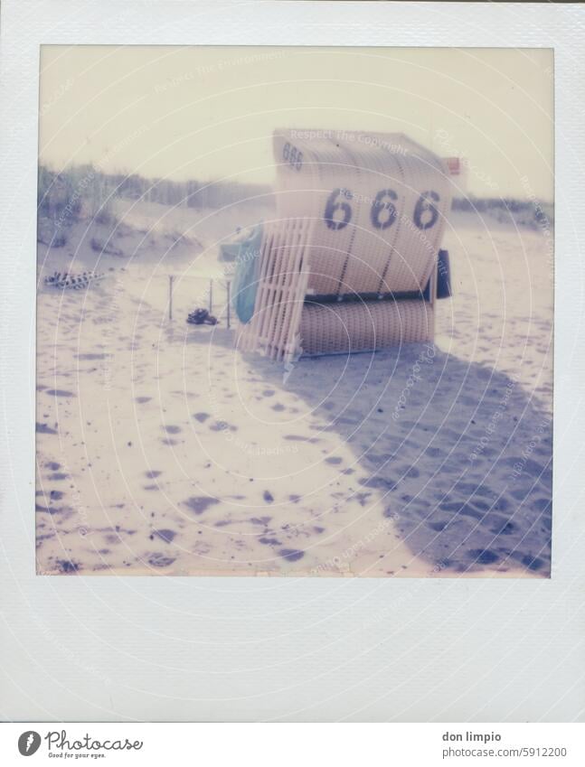 Der Teufel macht Strandurlaub Stranddüne Strandkorb Ferien & Urlaub & Reisen Erholung Sommer Menschenleer Außenaufnahme Sand Ostsee Farbfoto Schönes Wetter