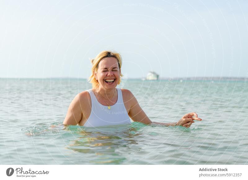 Freudige Mutter schwimmt im Meer am italienischen Strand Italienisch MEER schwimmen Wasser Freude Frau Glück Freizeit Urlaub Sommer reisen im Freien Küste