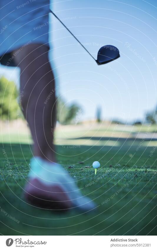 Golfer mittleren Alters spielt an einem sonnigen Tag Sport im Freien Golfplatz pendeln Golfschläger Golfball T-Stück Sportbekleidung Freizeit Aktivität Hobby