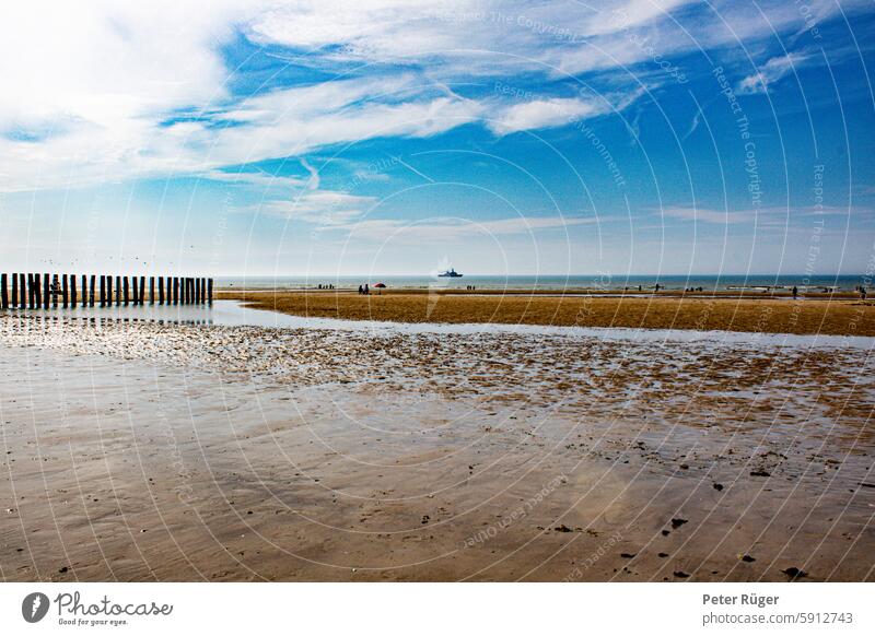 Strand mit blauem Himmel und rotem Schirm Sangatte Wolken Ferien & Urlaub & Reisen Nordsee Küste Meer Nordseeküste Landschaft Erholung Sand Tourismus Reiseziel