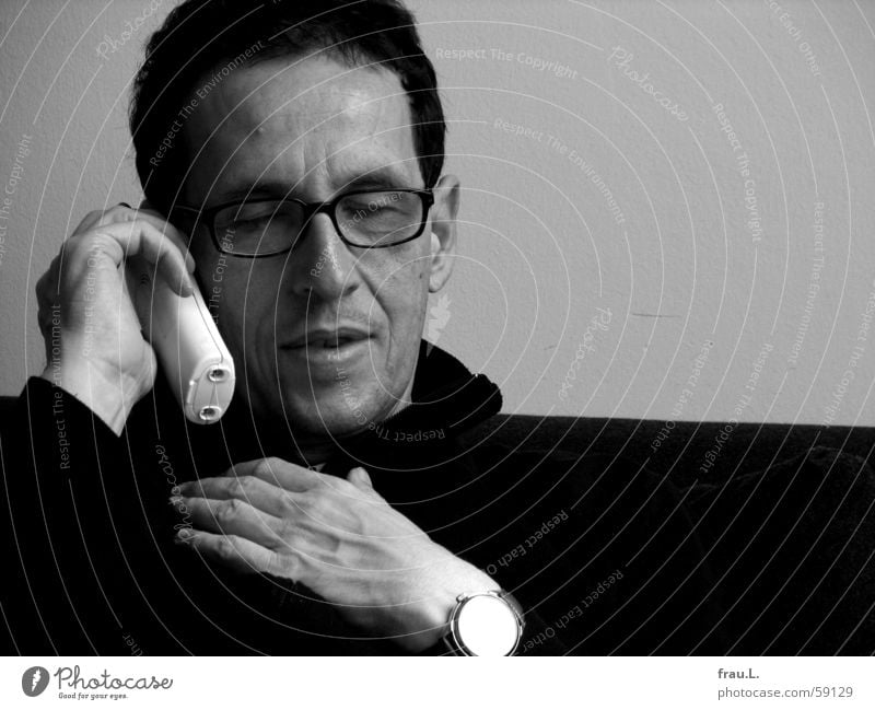 zuhören sprechen Mann Telefon intensiv Hand Uhr Pullover Brille Konzentration Porträt attraktiv Fünfziger Jahre Kommunizieren Gesicht lachen Telefongespräch