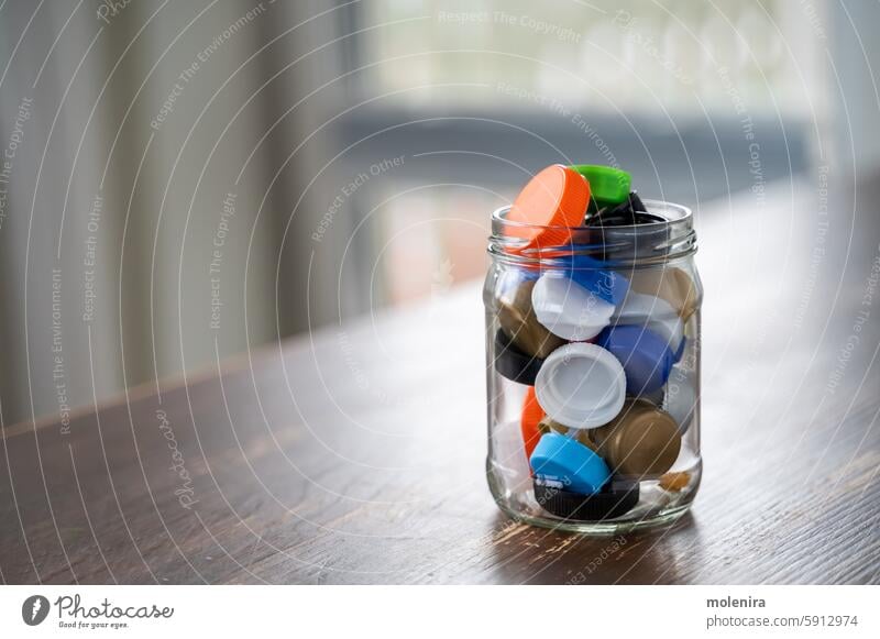 Glasgefäß gefüllt mit bunten Plastikflaschenverschlüssen Kunststoff Recycling Flasche Kappen wiederverwenden umgebungsbedingt nachhaltig umweltfreundlich