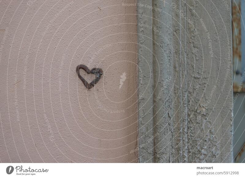 gemalten Herz ein schwarz auf einer Häuserfassade in Nahaufnahme herz liebe verlebt grafitti graffiti lieben sommer haus hauswand geschmiere verlaufen ehe