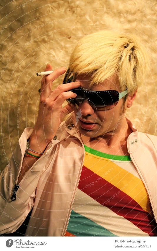 poser rock Model Mann Sonnenbrille blond Brille Körperhaltung Zigarette Photo-Shooting Stil Popstar rockig Denken innehalten rauchend verraucht Mensch Gesicht