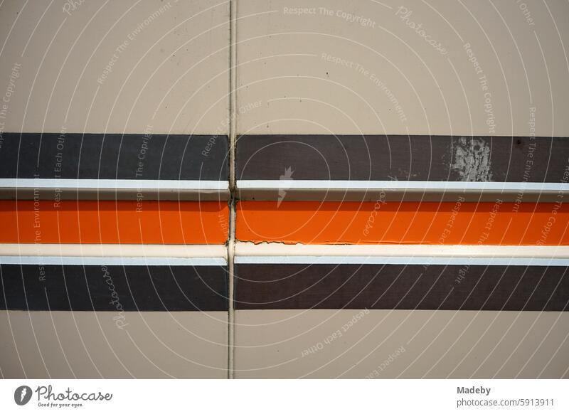 Dekorstreifen in Orange und Braun auf einem alten Wohnmobil für Camping und Vanlife der Achtzigerjahre in Beige und Naturfarben in Wettenberg Krofdorf-Gleiberg bei Gießen in Hessen