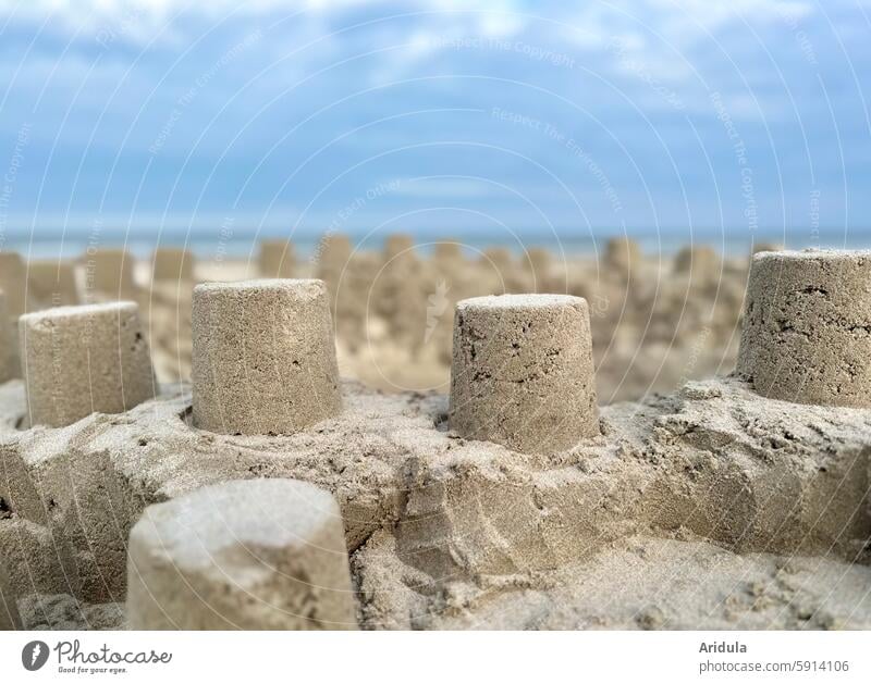 Viele Sandtürmchen am Strand Burg Sandburg Kind spielen bauen Eimer Urlaub Spielen Meer Sommer Kindheit Sommerurlaub Küste Sandstrand Ferien Architektur Turm