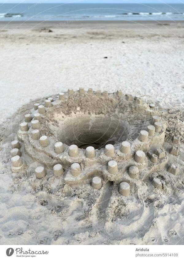 Runde Sandburg am Nordseestrand Burg Strand Kind spielen bauen Eimer Urlaub Spielen Meer Sommer Kindheit Sommerurlaub Küste Sandstrand Ferien Architektur Turm