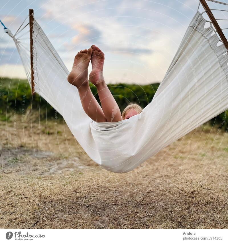 Kind schaukelt in einer weißen Hängematte Kindheit Glück Sommer im Freien Dünen Dünengras Nordsee Nordseeküste Küste Landschaft Ferien & Urlaub & Reisen