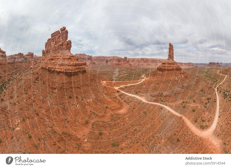 Luftaufnahme des Valley of the Gods in Utah Antenne Landschaft Sandstein Formation Straße geschlängelt Schmutz Turm majestätisch malerisch im Freien Natur