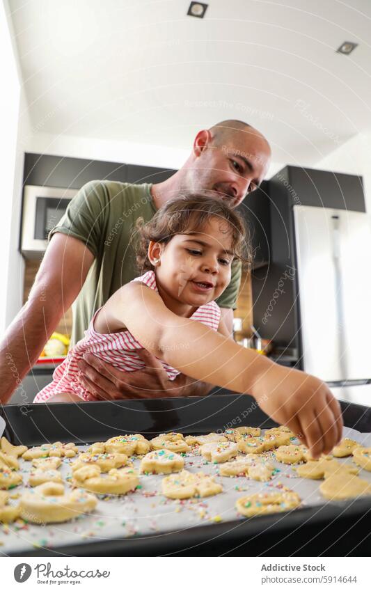 Vater und Tochter backen gemeinsam Kekse in der Küche Familie Lehre Eltern Kind Essen zubereiten Bonden Ofen Tablett heimwärts im Innenbereich Spaß Fröhlichkeit