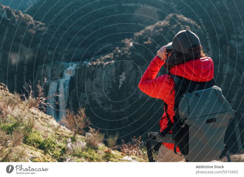 Wanderer am Pozo de los Humos beim Beobachten eines Wasserfalls in der Natur Frau Beobachtung Salamanca Humos-Pozo Fernglas Abenteuer reisen Tourismus