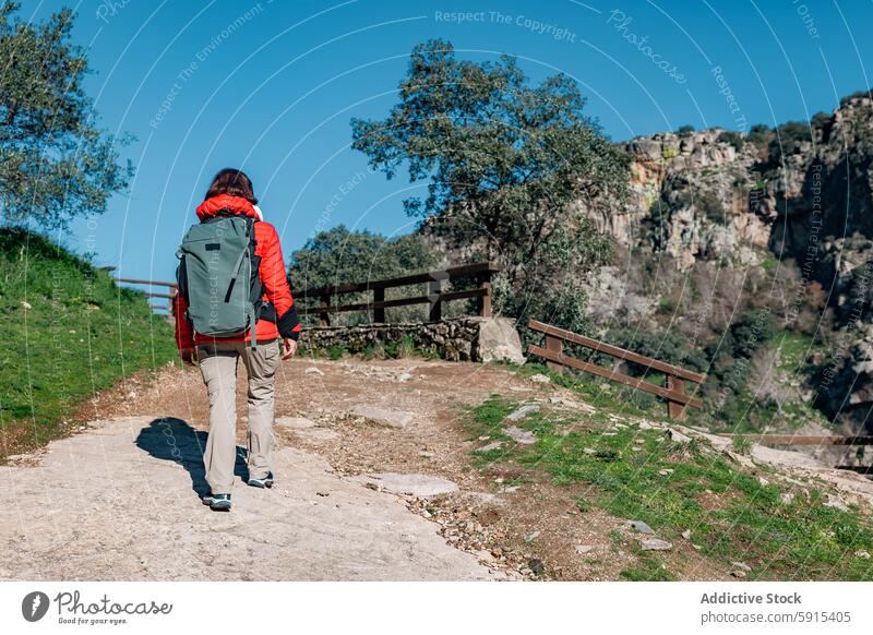 Wanderer mit roter Jacke beim Erkunden des Pozo de los Humos Frau Rucksack Nachlauf Wasserfall Natur Salamanca Humos-Pozo im Freien Abenteuer Trekking Erkundung