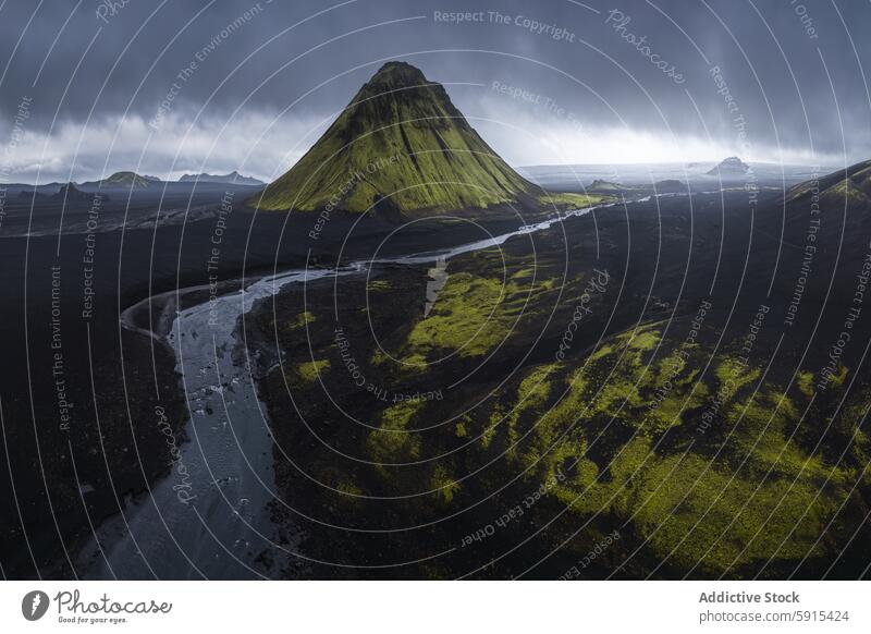 Der Vulkan Maelifell im isländischen Hochland bei bewölktem Himmel maelifell Island Antenne Ansicht grün Landschaft Fluss Stimmung wolkig dramatisch Natur