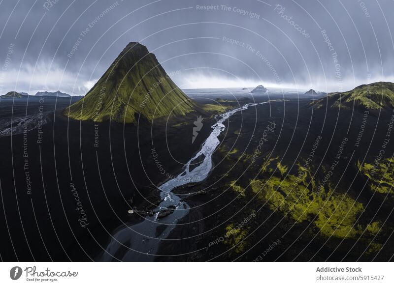 Dramatische Luftaufnahme des Vulkans Maelifell im isländischen Hochland Island maelifell Antenne Foto dramatisch Stimmung Atmosphäre grün Moos vulkanisch Boden